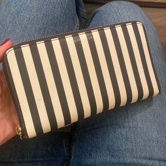Henri Bendel large wallet - Picture 1 of 9